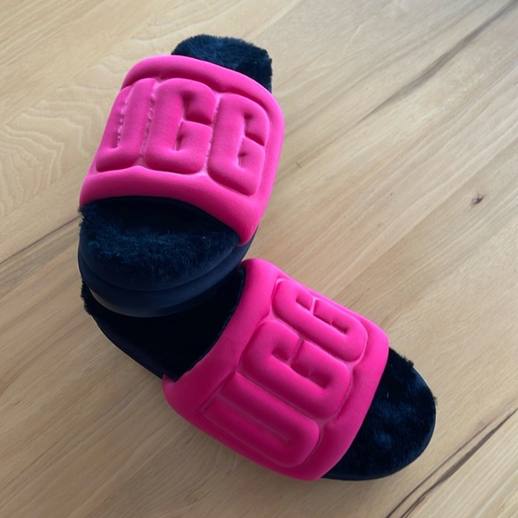 UGG Hot Pink Wedge Slides Size 9
Condition - Excellent - Picture 2 of 5